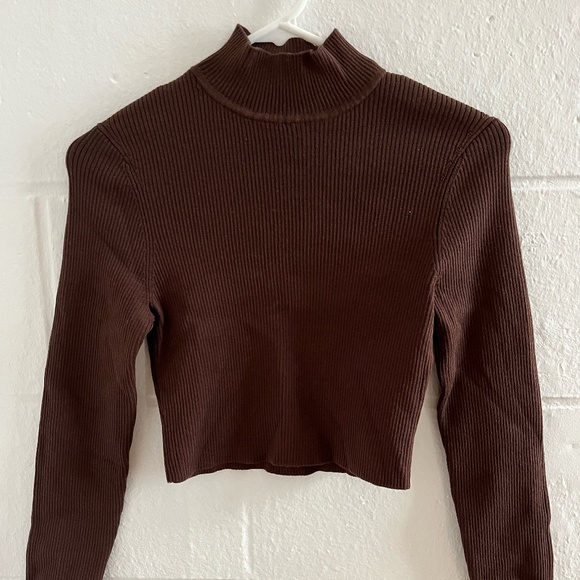 H&M Tops - Cropped brown mock neck, size M